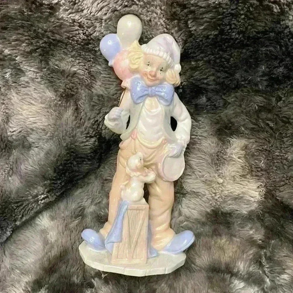 Porcelain figurine of a clown holding balloons, with a  dog sitting on a box - Picture 4 of 14